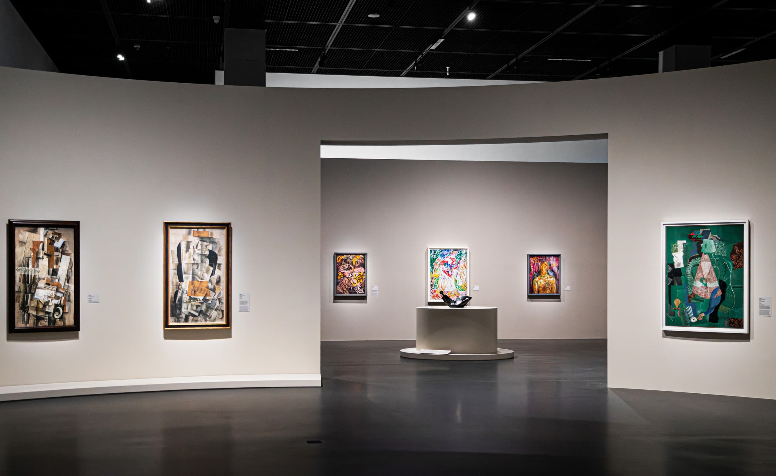 Ausstellungsräume mit Durchgang, Blick auf Bilder und Skulptur.