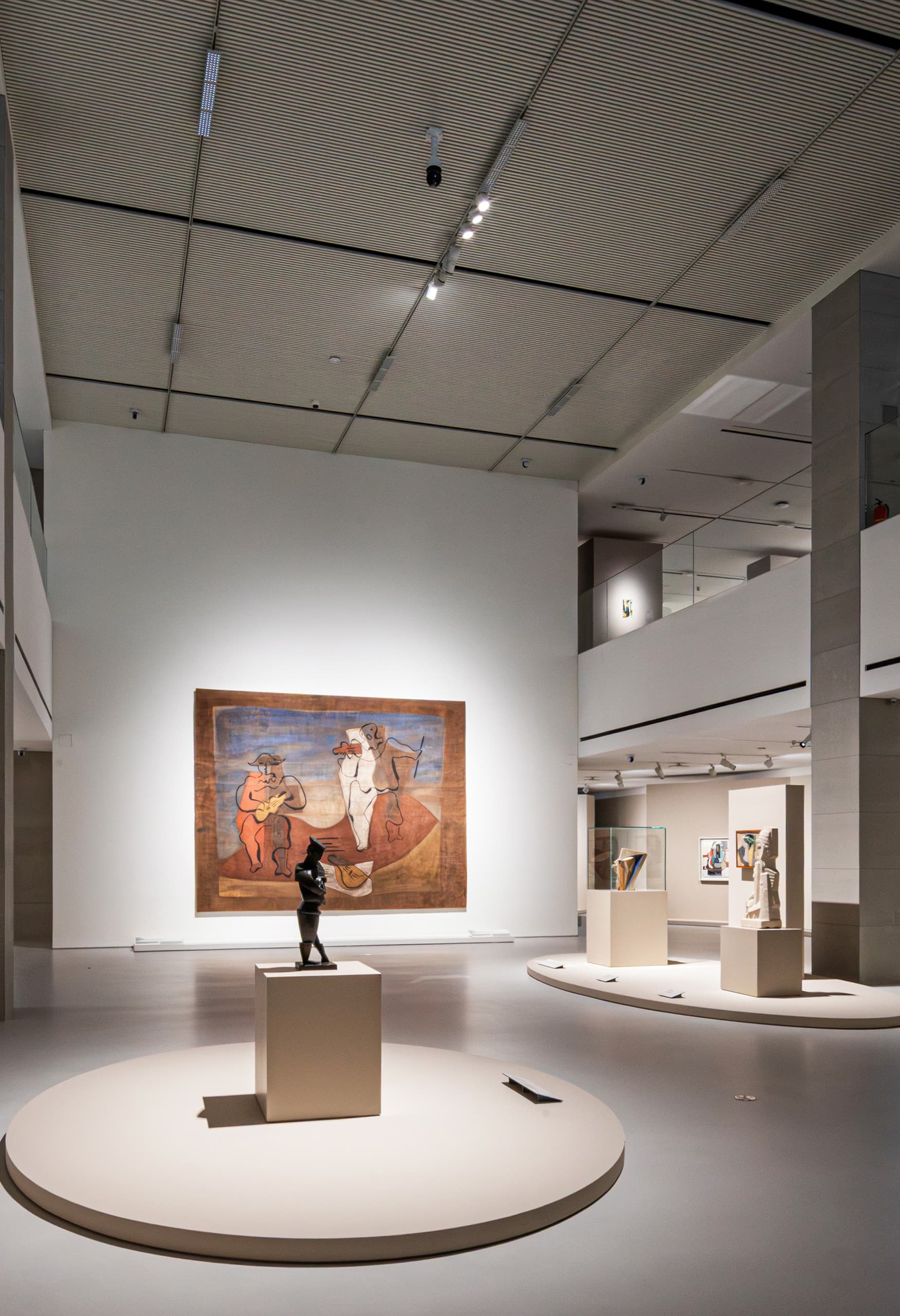 Großer Ausstellungsraum mit großem Bild und Skulptur im Fokus.
