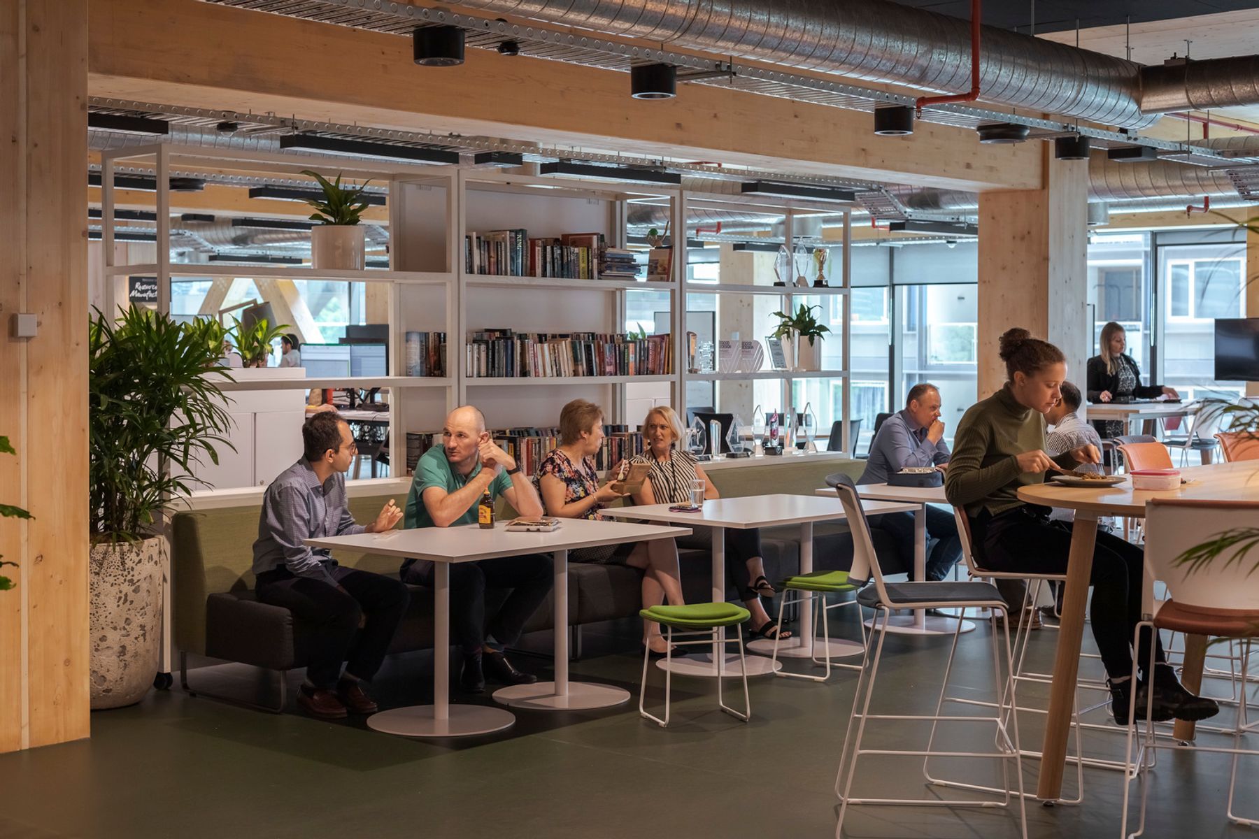 Aurecon, Brisbane. Architectuur: Bates Smart. Interieurarchitectuur: Woods Bagot. Lichtplanning: Aurecon. Fotografie: Jackie Chan, Sydney.