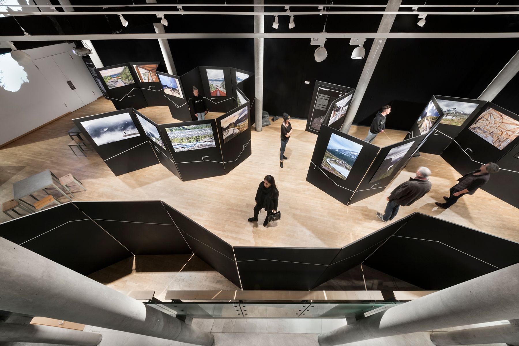 Exposition « Architecture et paysage en Norvège » de Ken Schluchtmann dans les ambassades des Pays Nordiques, Berlin. Photographie : Ken Schluchtmann / diephotodesigner.de, Berlin.