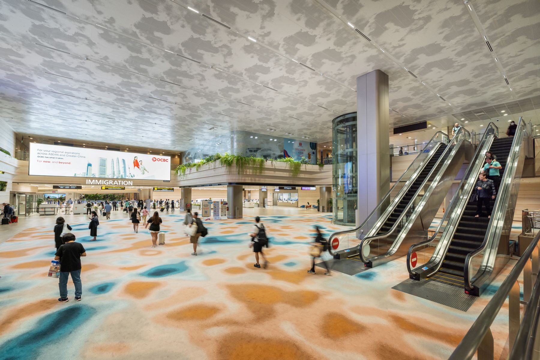 Aéroport de Changi, Singapour. Architecture : JH Boiffils, Paris, France / RSP, Singapour. Conception lumière : PhA Concepteurs Lumière, Paris, France. Photographie : Finbarr Fallon.