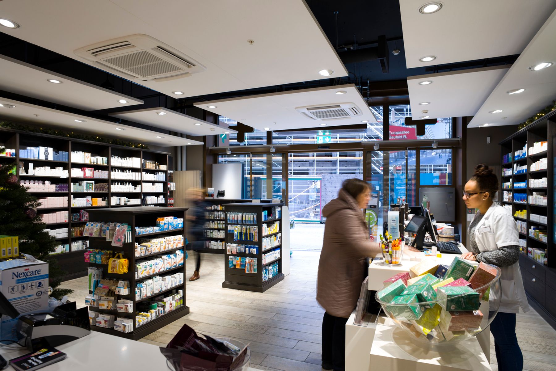Pharmacie TopPharm Europaallee, Zurich. Photographie : Moritz Hillebrand, Zurich.