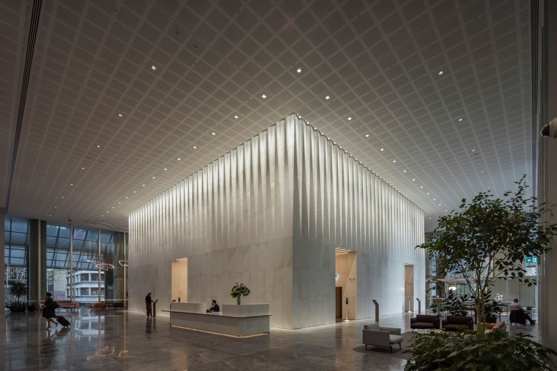Hall de Bourke Place, Melbourne. Architecture : 3XN, Sydney. Conception lumière : NDY Light, Melbourne. Photographie : Jackie Chan, Sydney