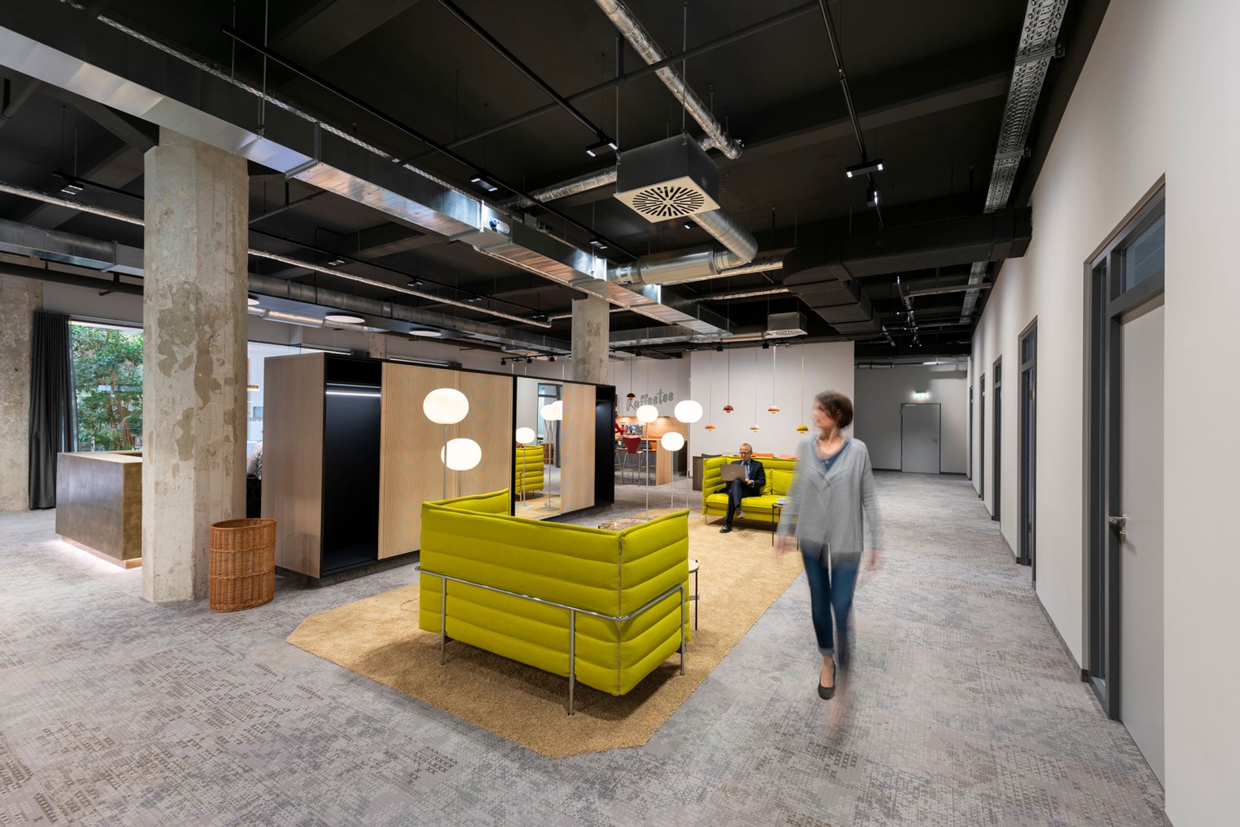 EHK Law Consultancy, Augsburg. Interior design: Büro Kolb, Augsburg. Lighting design: Büro Kolb, Augsburg. Photography: Andreas Brücklmair.
