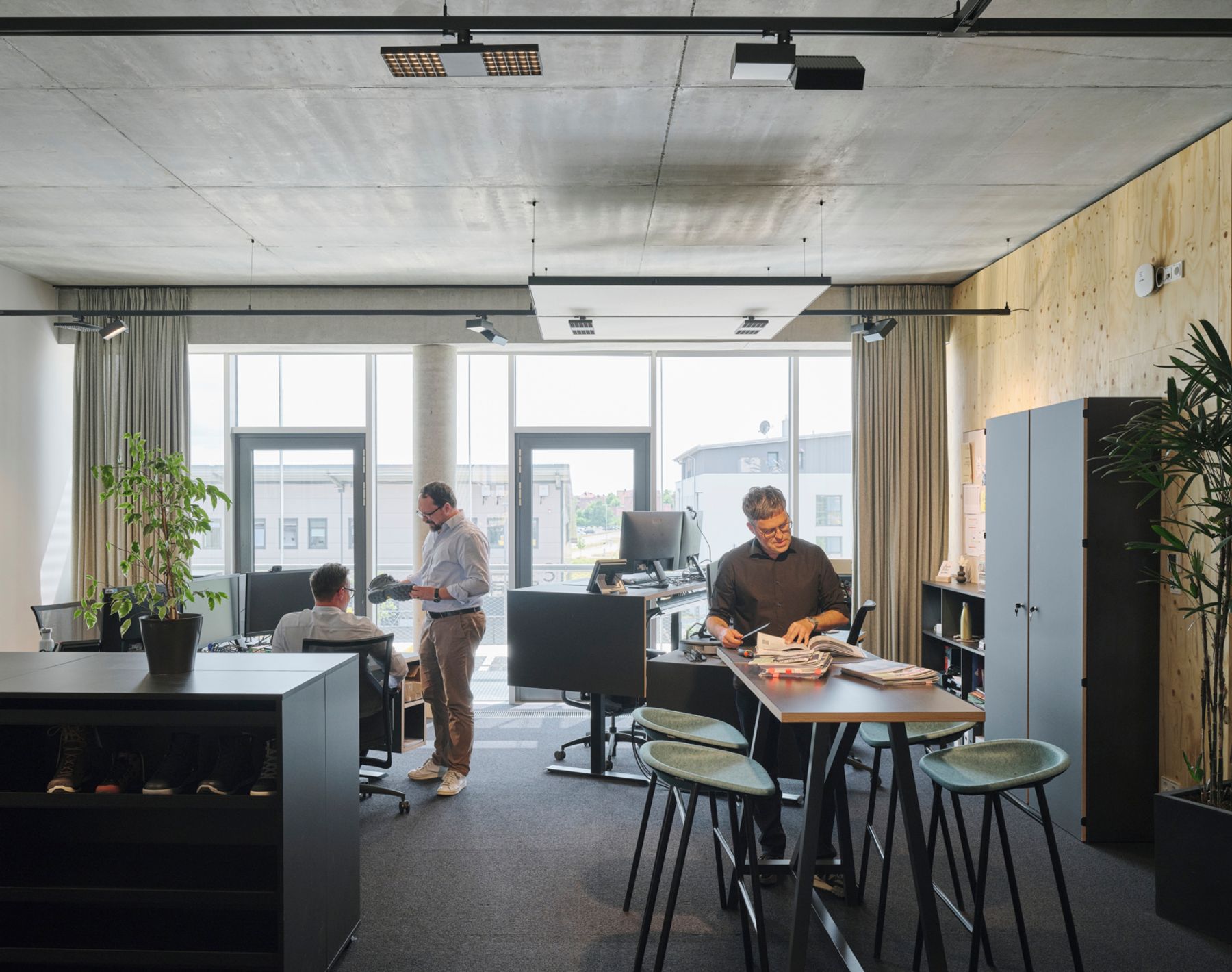 Bureaux et showroom LOWA, Jetzendorf. Architecture intérieure : Atelier Seitz, Niederneuching. Conception lumière : Atelier Seitz, Niederneuching. Photographie : David Schreyer.
