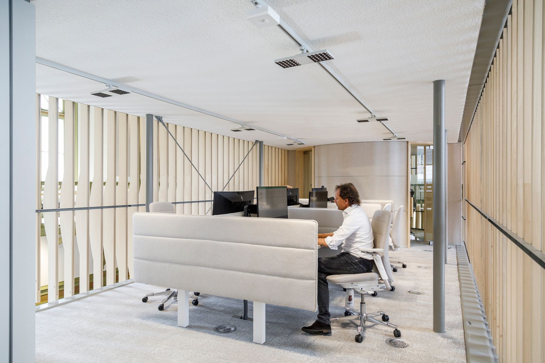 De Krakeling (Wereldhave), Amsterdam. Architecture : Kodde Architecten, Amsterdam. Architecture intérieure : Casper Schwarz Architects. Conception lumière : Casper Schwarz Architects. Photographie : Lukas Palik.