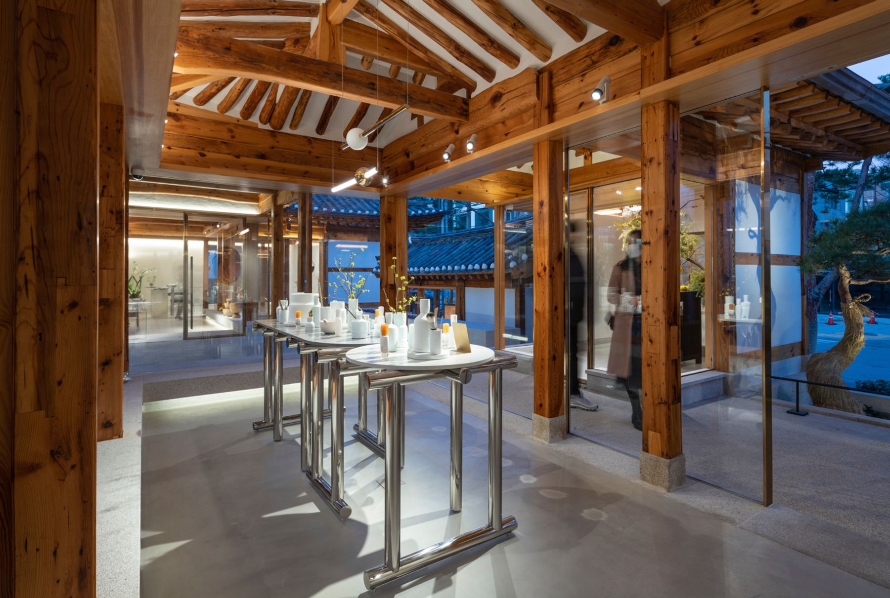 Boutique Phare Sulwhasoo Bukchon, Séoul. Architecture : ONE O ONE architects, Séoul. Conception lumière : HUELdesign, Séoul. Photographie : ARCHFRAME; Efrain Mendez Tabares.