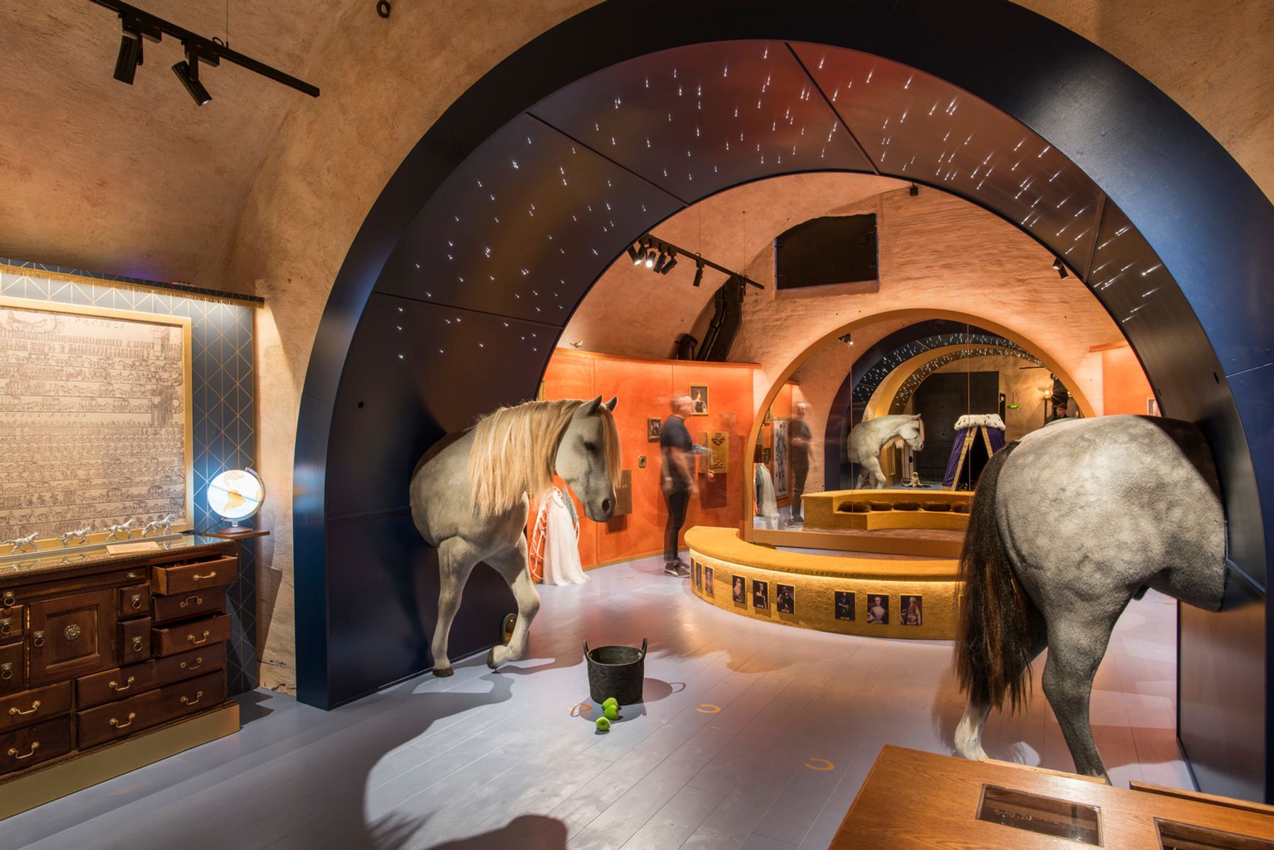 Livrustkammaren, armurerie du Palais Royal, Stockholm. Conception d´exposition : Annika Thore, Form och Funktion. Conception lumière : Pernilla Tenje, Statens Historiska Museer, Stockholm. Photographie : Johan Elm, Stockholm.