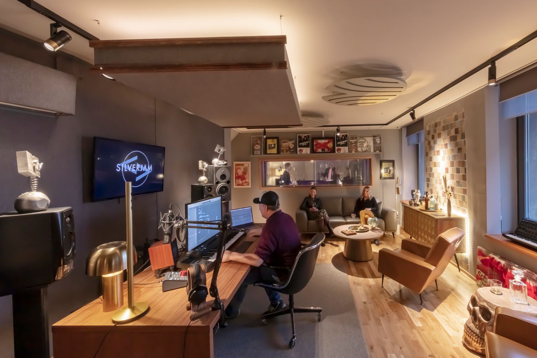 MADIZIN X SILVERJAM Studios, Hambourg. Architecture intérieure : aiinu design, Hambourg. Photographie : Frieder Blickle, Hambourg.