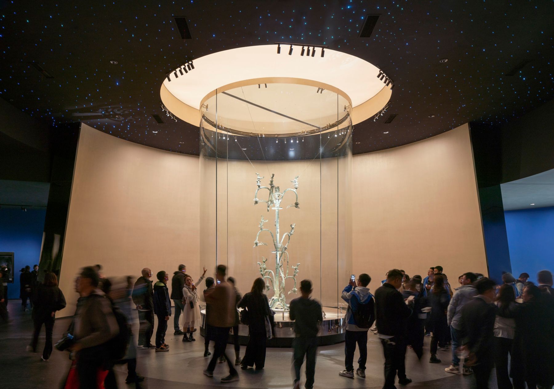 Musée de Sanxingdui, Guanghan. Architecture : Liu Yi / CSWADI (China Southwest Architectural Design and Research Institute Corp. Ltd), Chengdu, Chine. Conception lumière : iLicht Lighting Engineering Design (Chengdu) Co., Ltd., Chengdu, Chine. Photographie : Studio SZ /Justin Szeremeta.
