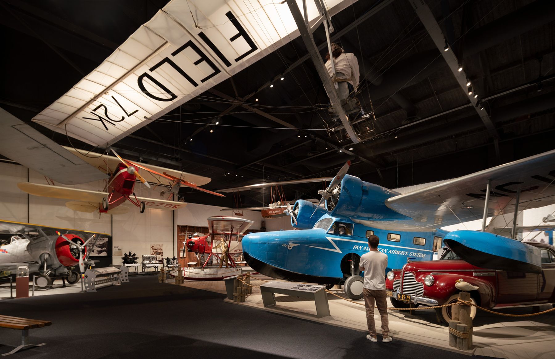 Cradle of Aviation Museum (musée du berceau de l’aviation), New York. Conception lumière : Reed Burkett Lighting Design, St. Louis, MO. Photographie : Studio SZ /Justin Szeremeta.