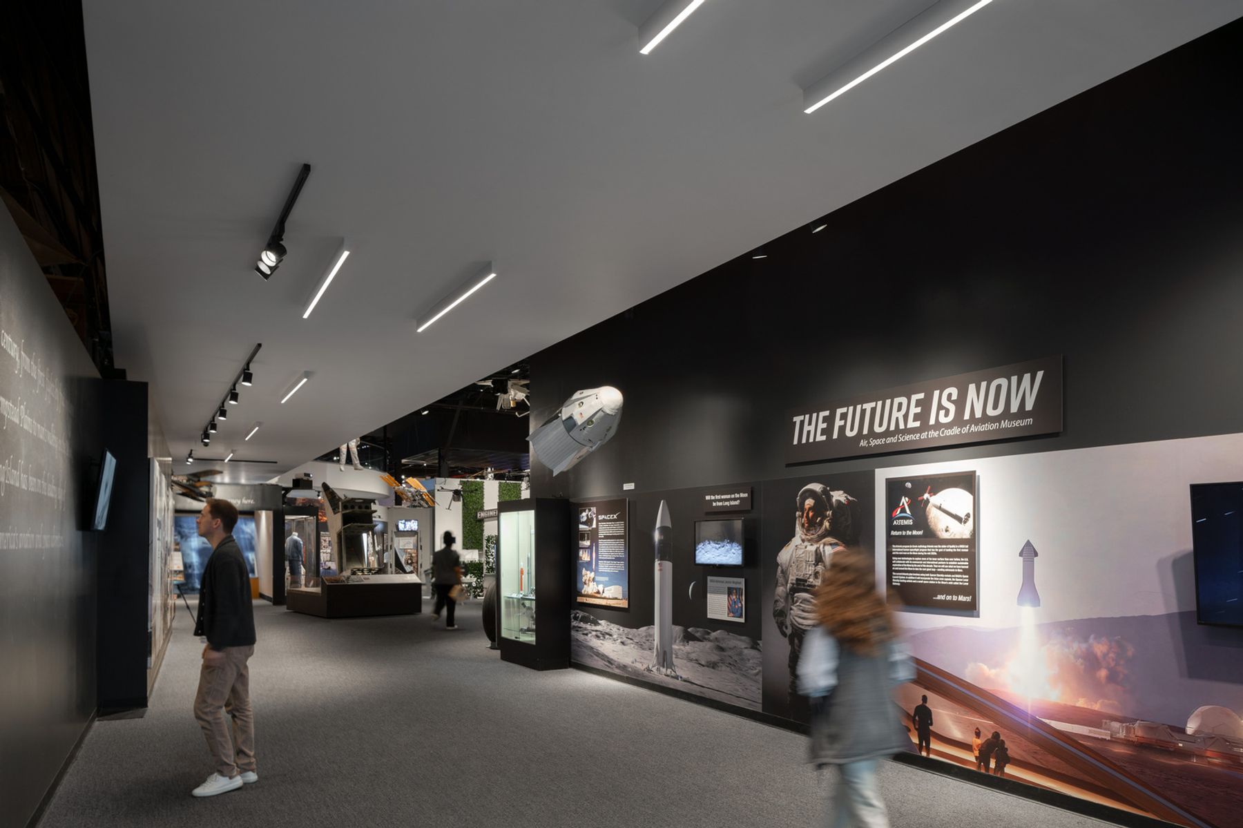 Cradle of Aviation Museum (musée du berceau de l’aviation), New York. Conception lumière : Reed Burkett Lighting Design, St. Louis, MO. Photographie : Studio SZ /Justin Szeremeta.