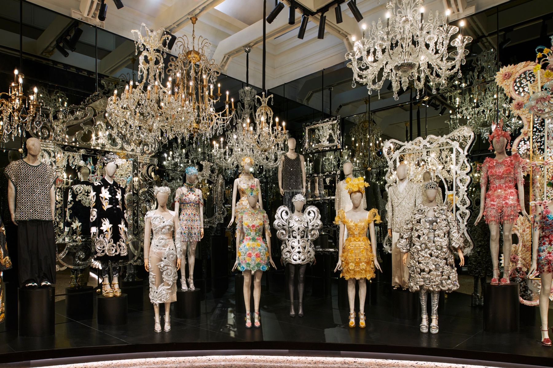Dolce & Gabbana: mostra «Dal cuore alle mani». Architettura di interni: IMG. Fotografia: Dolce&Gabbana.