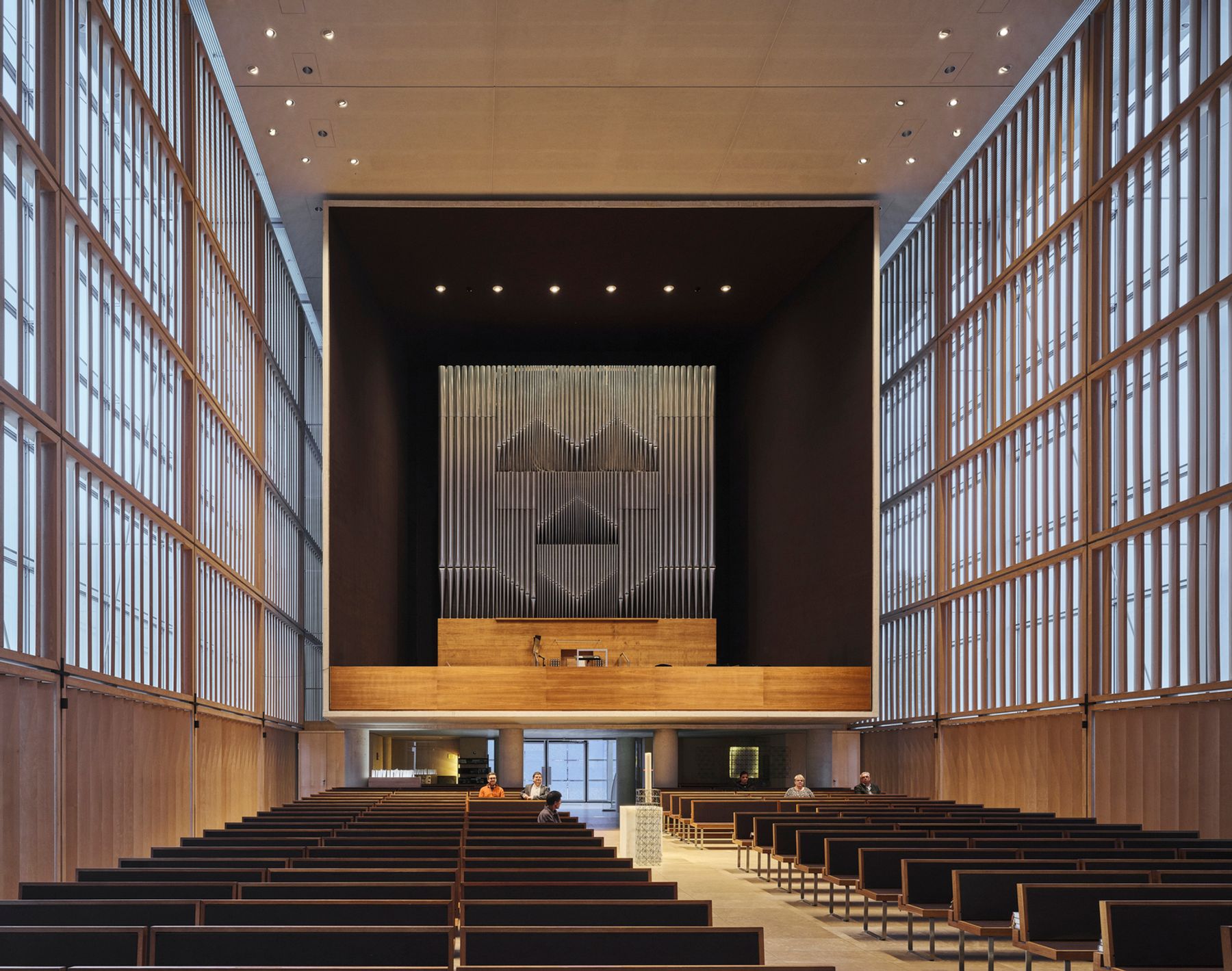 Herz Jesu Church, Munich. Architecture: Allmann Wappner Architekten. Electrical engineering: Planungsgesellschaft Silberbauer GmbH & Co. KG.Lighting design: George Sexton / Michael Schmidt. Electrical installation: Elektro Rossmanith. Photography: David Schreyer.