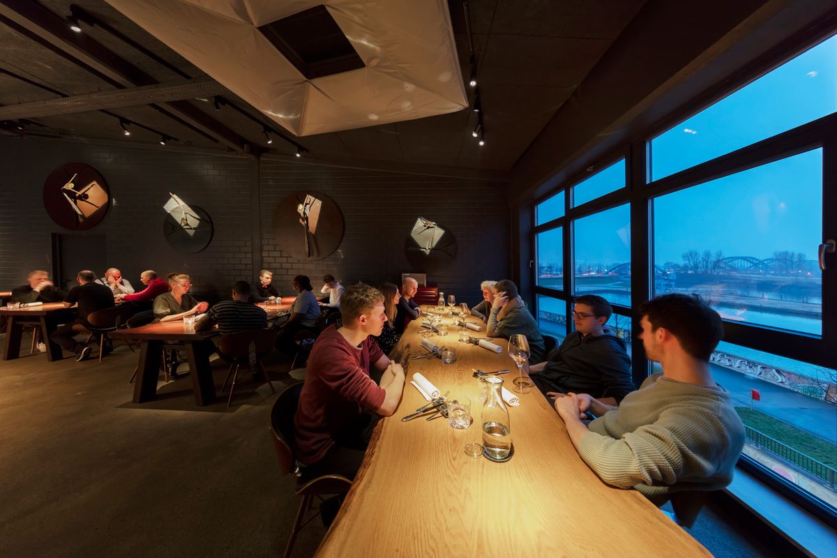 100/200. Kitchen, Hambourg. Architecture : BFGF GmbH & Co. KG, Hambourg. Conception lumière : Oliver Gevert. Conception électricité : DEG Deutsche Elektro-Gruppe, Siegburg. Photographie : Frieder Blickle.