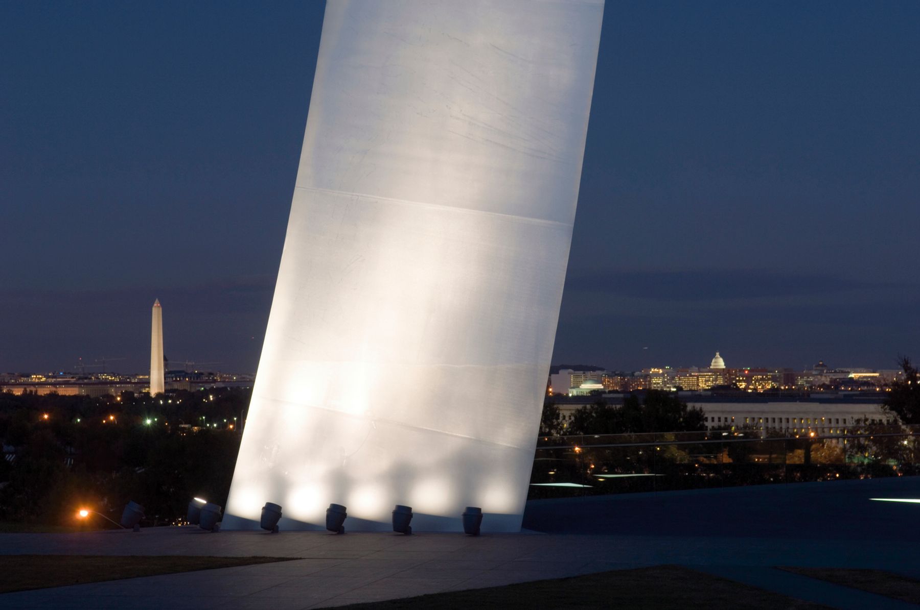 US Air Force Memorial, Arlington VA. Arkitekt: Pei Cobb Freed & Partners, New York. Ljusplanering: Office for Visual Interaction, Inc. (OVI), Jean M. Sundin, Enrique Peiniger, New York.