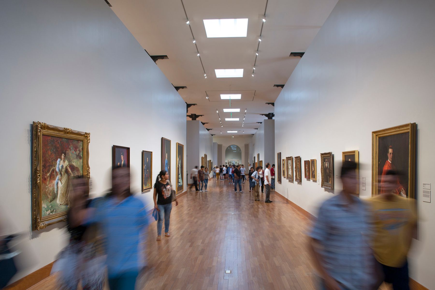 Musée d’art MALI de Lima, Lima. Architecture : Antonio Leonardi (1872), José García Bryce und Héctor Velarde (1956). Architecture d´exposition : Département de muséographie et commissariat MALI. Conception lumière : Hilite. Lima. Photographie : Edgar Zippel, Berlin.