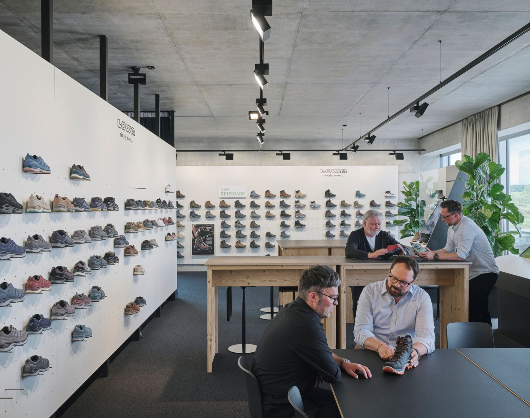 Bureaux et showroom LOWA, Jetzendorf. Architecture intérieure : Atelier Seitz, Niederneuching. Conception lumière : Atelier Seitz, Niederneuching. Photographie : David Schreyer.