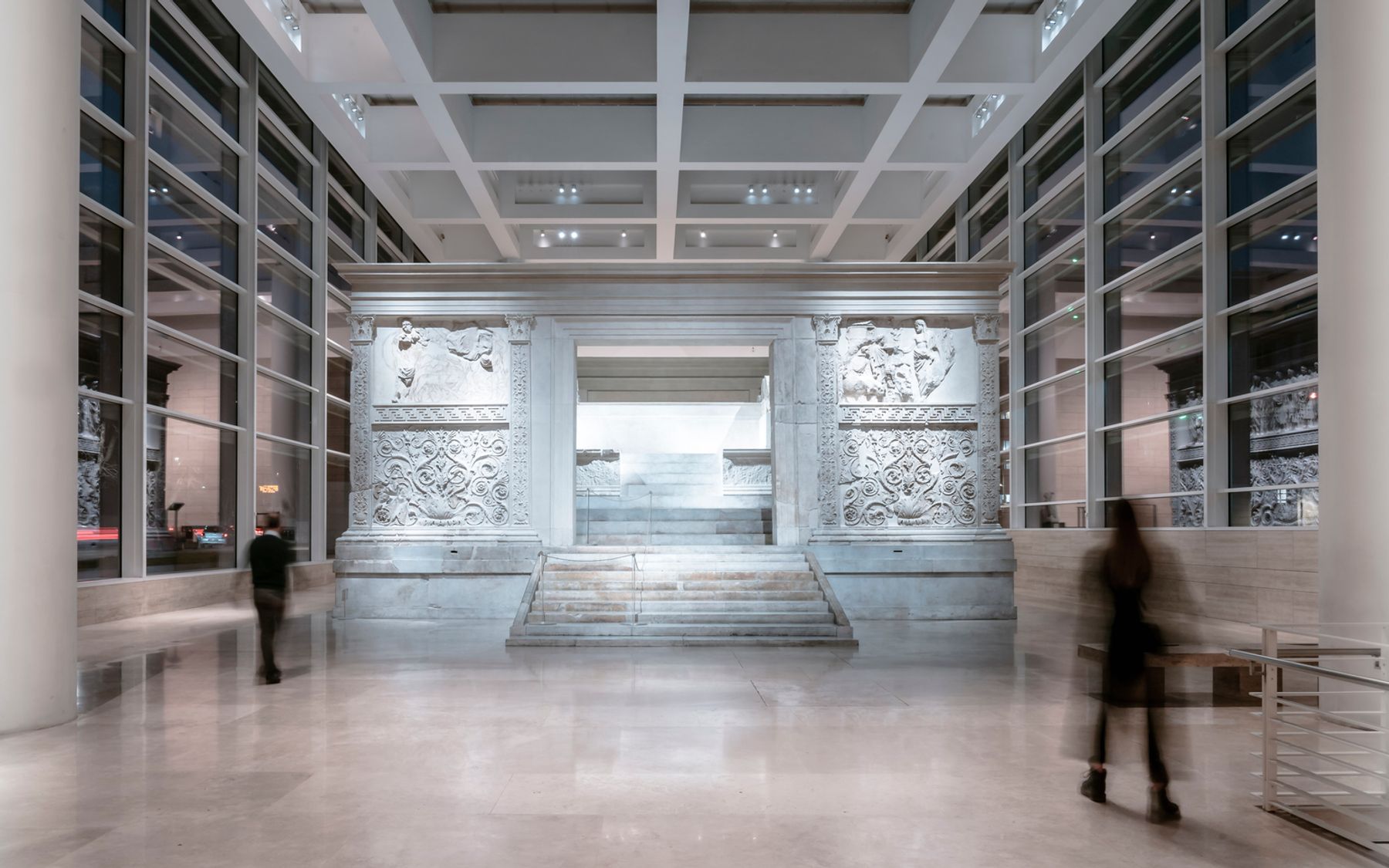 Ara Pacis, Rome. Architecture : Richard Meier & Partners Architects, New York / USA. Conception lumière : Fisher Marantz Stone, New York. Photographie : Marcela Schneider Ferreira, Florence.