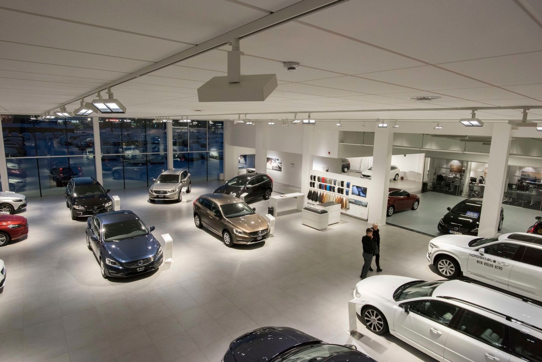 Volvo Retail Experience au showroom Luleå. Architecture intérieure : Erik Stigmar, Senior Manager Retail Experience. Anne Eklund, Lighting Designer. WSP Sverige AB | WSP Ljusdesign, Stockholm. Photographie : Johan Elm, Stockholm.