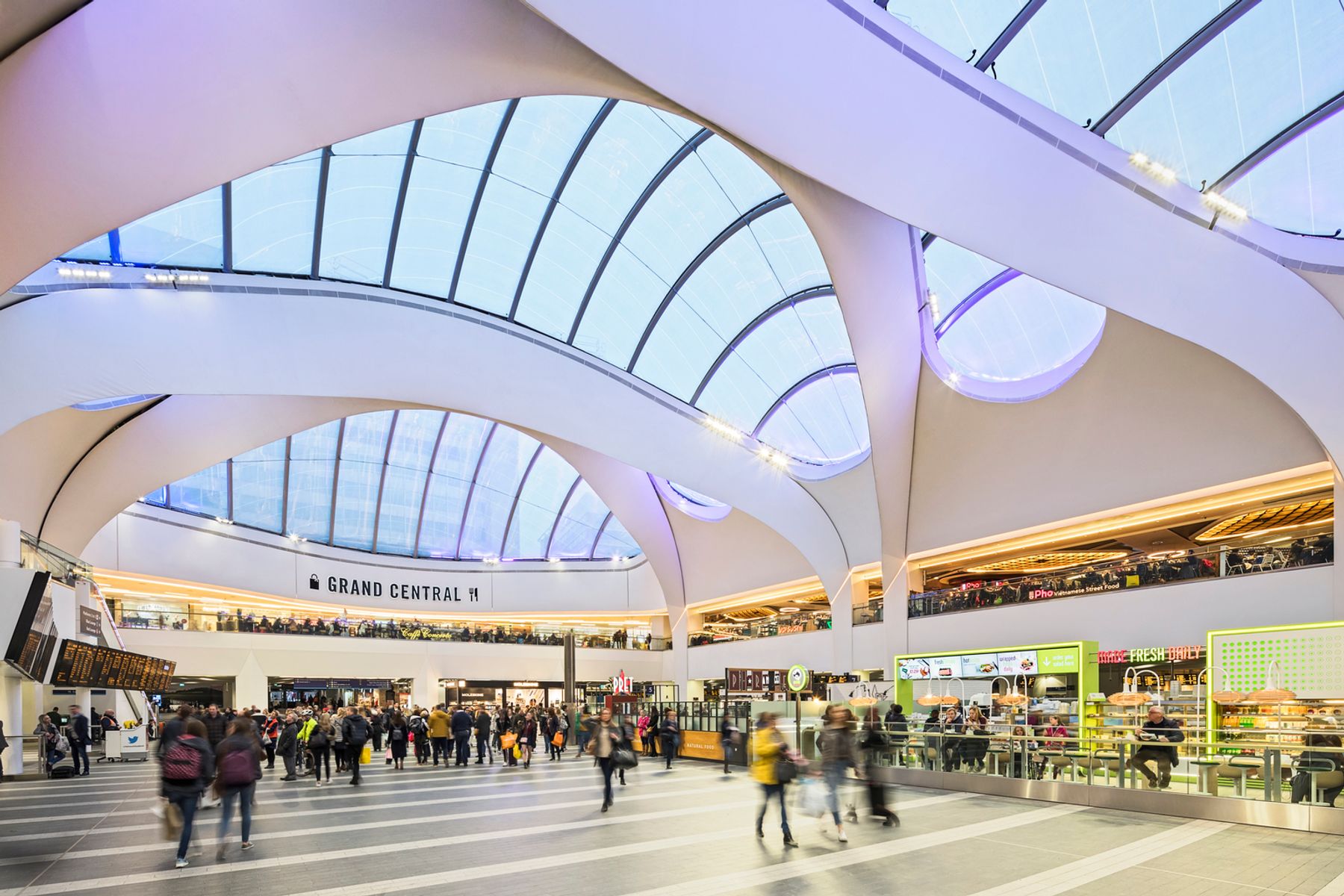 New Street Station, Birmingham. Architecture : AZPML/Atkins/Haskoll. Conception lumière : Hoare Lea Lighting, Londres. Photographie : Lukas Palik, Düsseldorf.