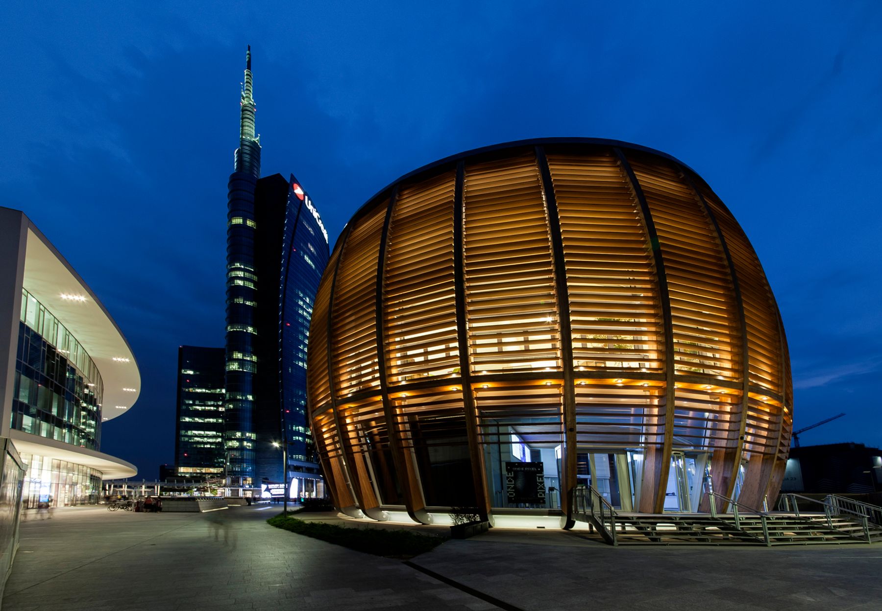 Edificio Unicredit, Milan. Architecture: aMDL Architetto Michele De Lucchi S.r.l., Milan. Lighting design: GruppoC14, Alexander Bellman, Milan. Photography: Dirk Vogel, Altena.