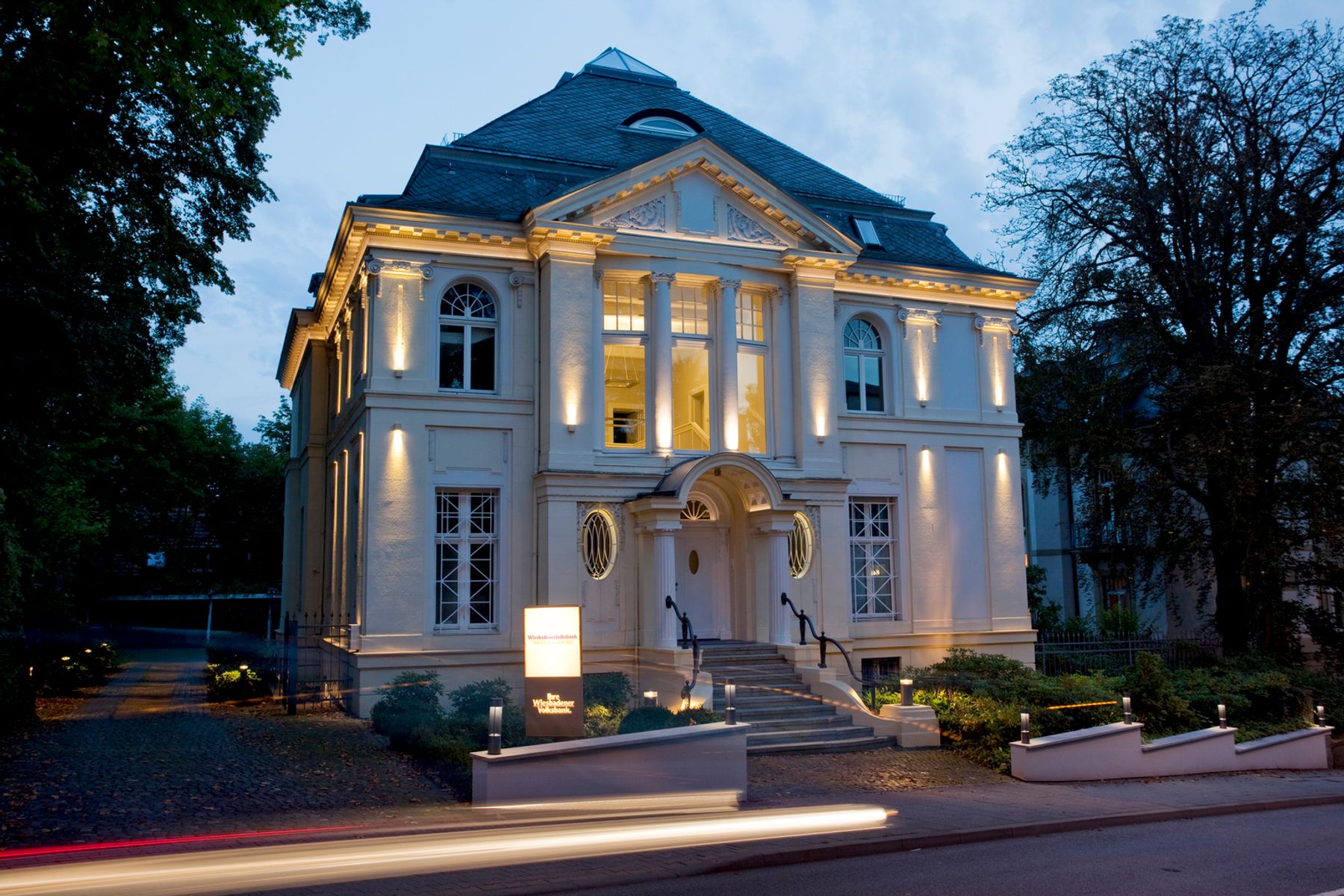 Wiesbadener Volksbank Private Banking, Wiesbaden. Etudes d’éclairage : Arne Fiedler, Wiesbaden.