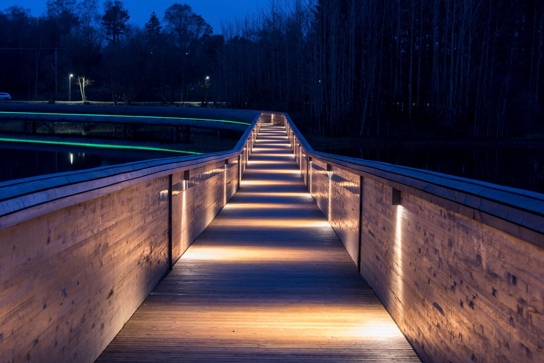 Passerelle piétonne Midgardsormen, Stavanger. Architecture : Asplan Viak Thorir Helgason et Torunn Tunset. Conception lumière : Lyse, Stavanger. Photographie : Johan Elm, Stockholm.