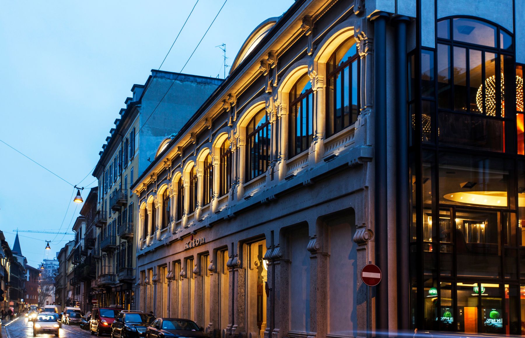 Kiton, Milan. Architecture : Franco Raggi, Milan. Conception lumière : Gruppo C14, Milan. Photographie : Dirk Vogel, Dortmund.