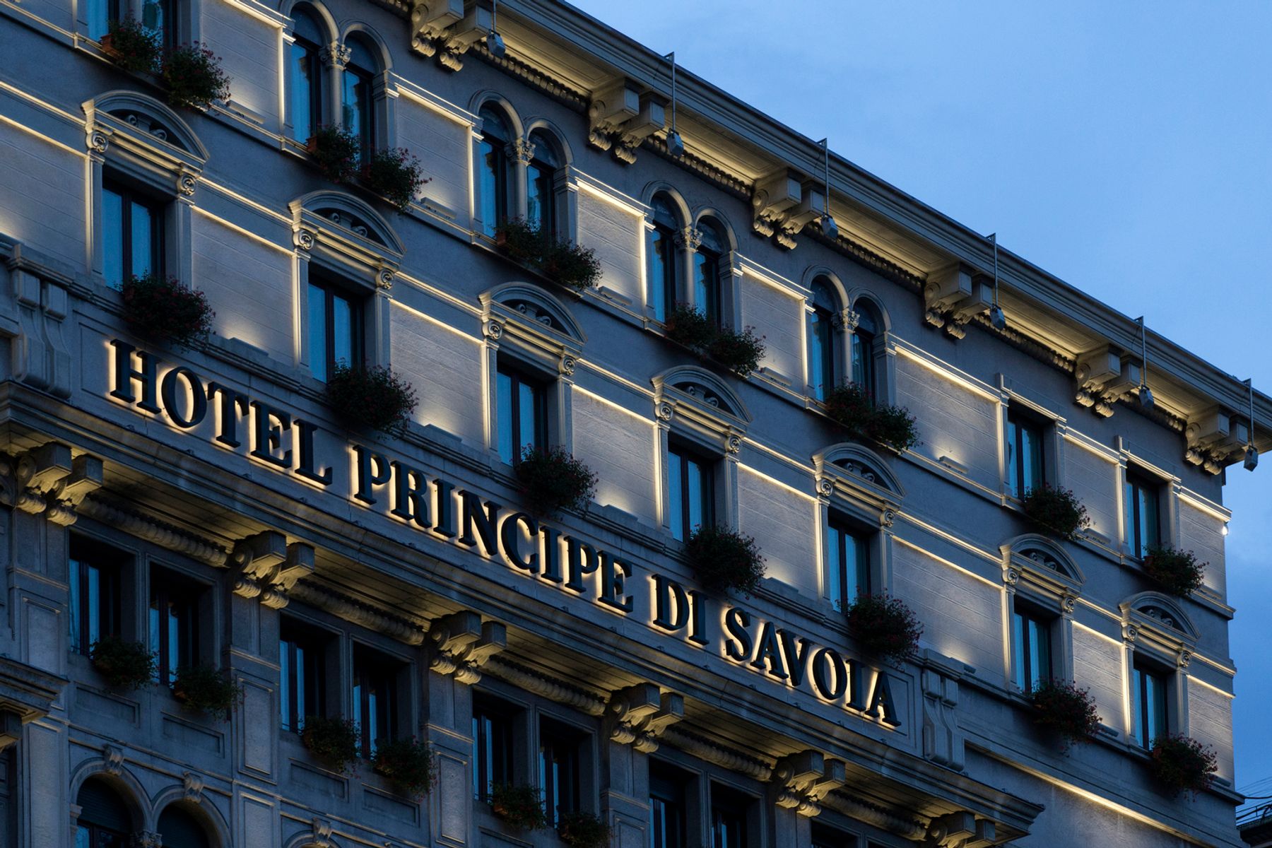 Hotel Principe di Savoia, Milan. Architecture : Cesare Tenca. Conception lumière : Marco Nereo Rotelli, Milan. Photographie : Dirk Vogel, Altena.
