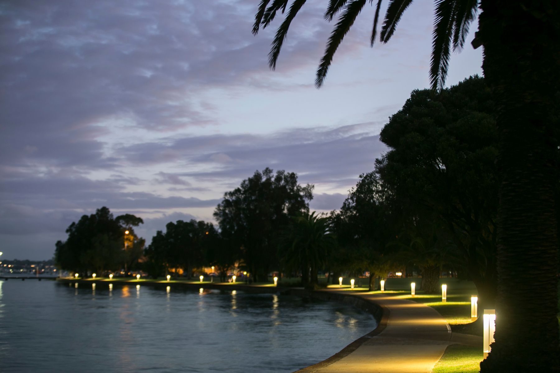 Parque J.H. Abrahams Reserve, Perth. Diseño de iluminación: Lighting Options Australia, Perth. Fotografía: Matt Devlin, Perth.