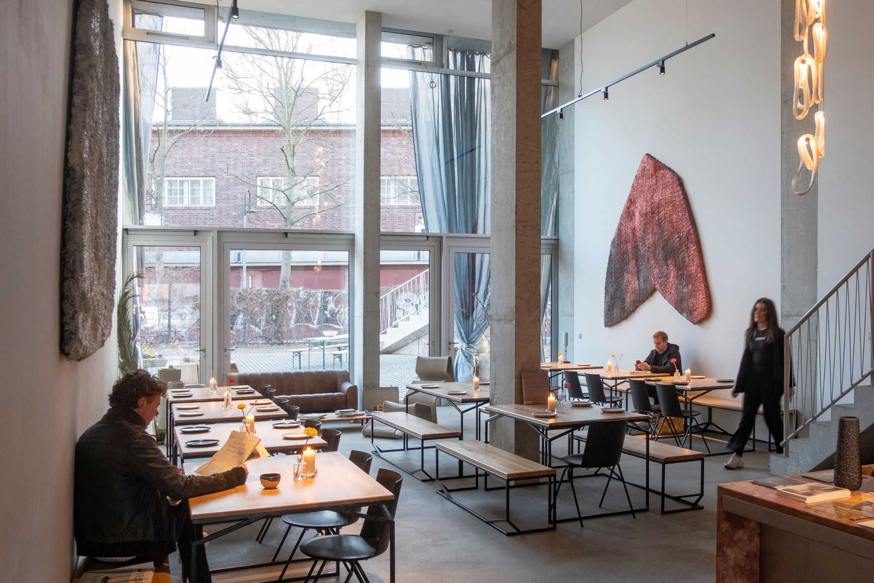 Baldon Cafe & Bar, Berlino. Architettura: Brandlhuber, Berlino. Progettazione illuminotecnica: Patrick McCumiskey. Fotografia: Sebastian Mayer, Berlino.