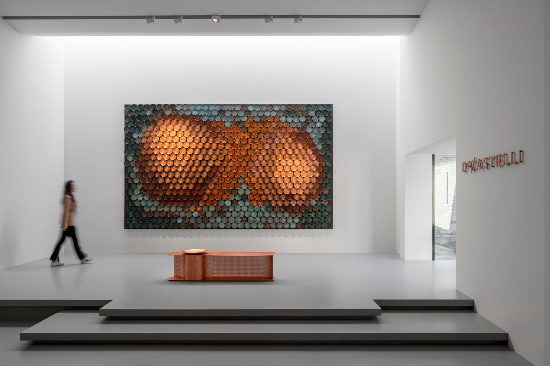 Sala de exposición de De Castelli, Pekín. Arquitectura: Liwan Yang, JUST DESIGN, Taipéi. Diseño de iluminación: Bamboo Lighting Solutions. Fotografía: StudioSZ Photo / Justin Szeremeta.