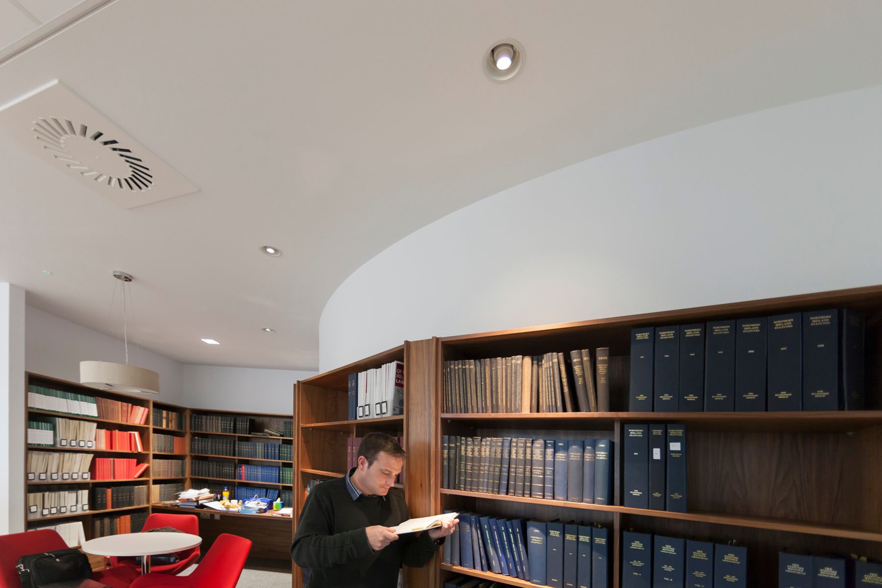 Studio legale Pinsent Masons, Belfast. Architettura: Niels Torp Architects, Oslo. Fotografia: Frieder Blickle, Amburgo.