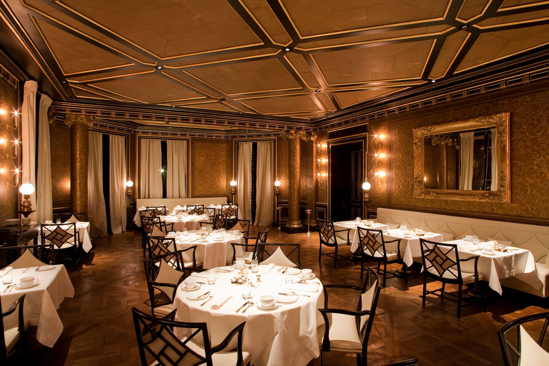 Restaurant Le Gabriel in the Hotel La Réserve, Paris. Photographer: Edgar Zippel, Berlin.