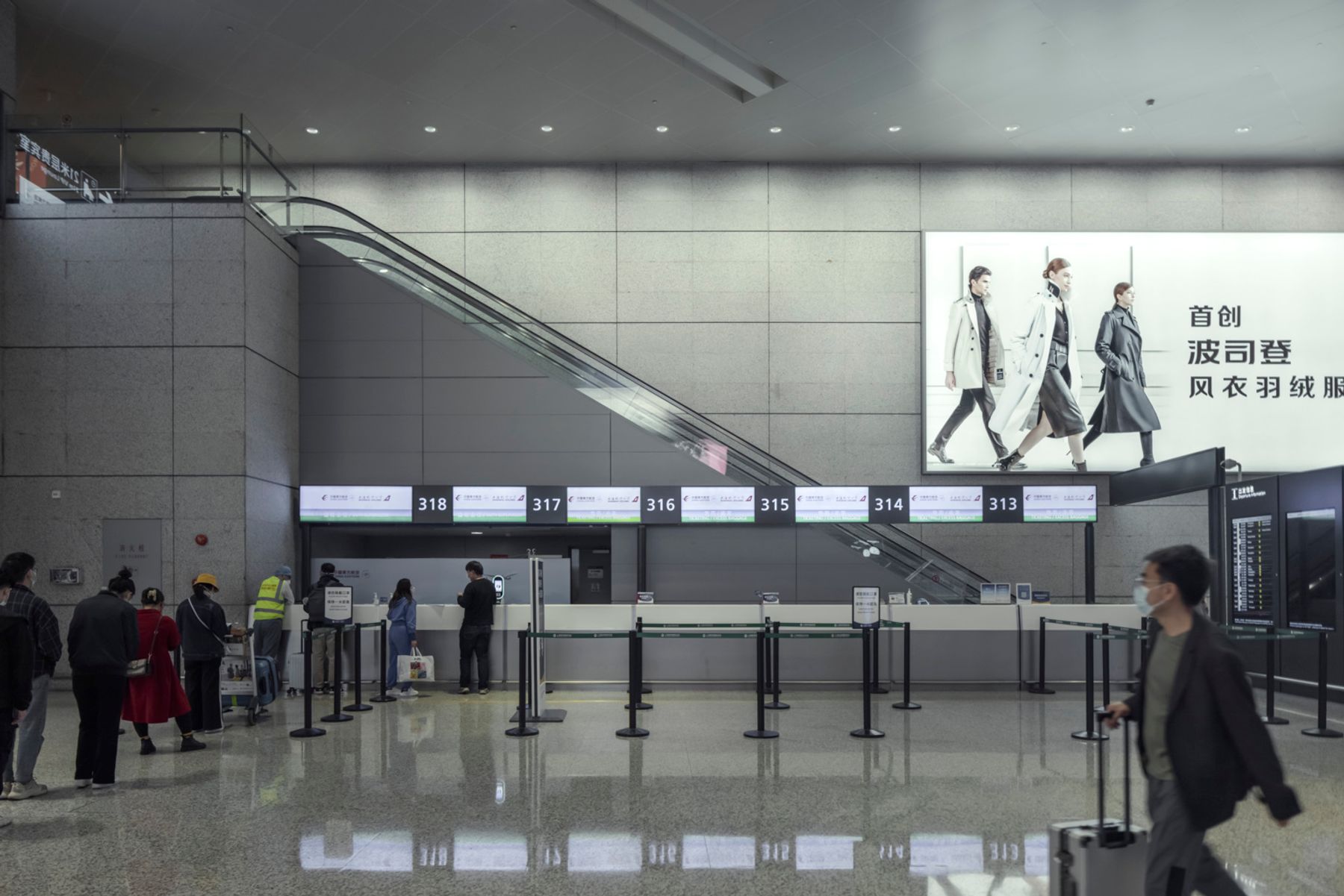 Aéroport de Shanghai-Hongqiao/Terminal 2, Shanghai. Conception lumière : ECADI, Shanghai. Photographie : Jackie Chan.