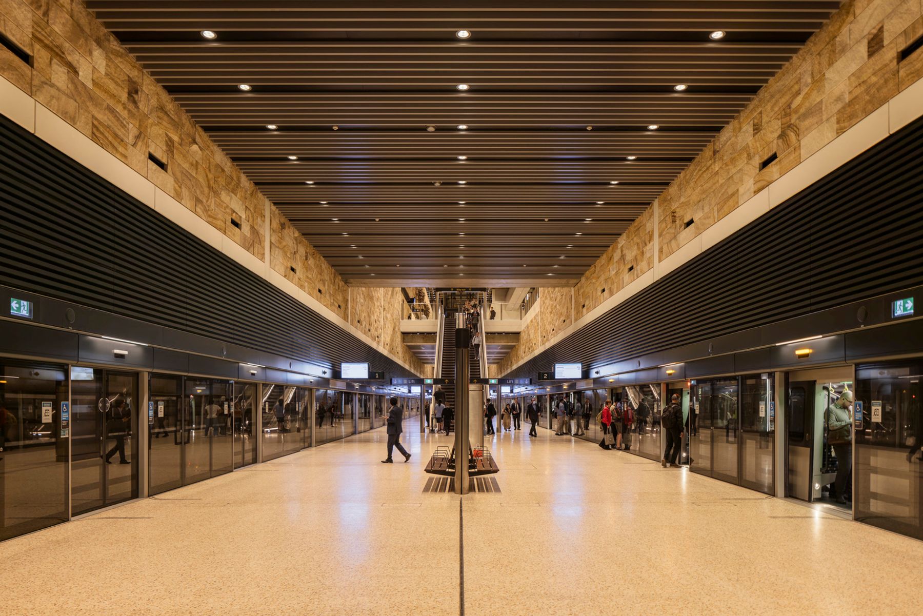 Metropolitana di Sydney – Stazione Barangaroo. Architettura: Architectus, Foster + Partners. Partner: Jadecross. Fotografia: Jackie Chan.