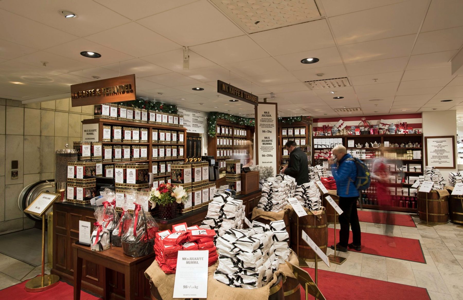 NK Kaffe & Tehandel, Stockholm. Conception lumière : Oscar Nyström Lighting Design, Stockholm. Photographie : Johan Elm, Stockholm.