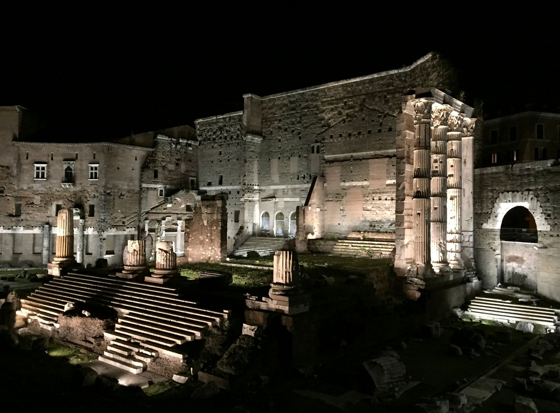 Forums impériaux, Rome. Conception lumière : Vittorio Storaro, Rome ; Francesca Storaro, Castel Gandolfo Photographie : Vittorio Storaro, Rome / Castel Gandolfo.