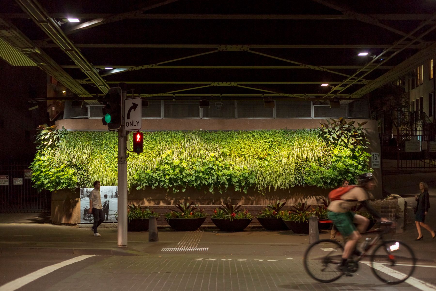 Green Wall 140 George Street, Sydney. Progettazione illuminotecnica: Electrolight, Sydney. Fotografia: Jackie Chan, Sydney.