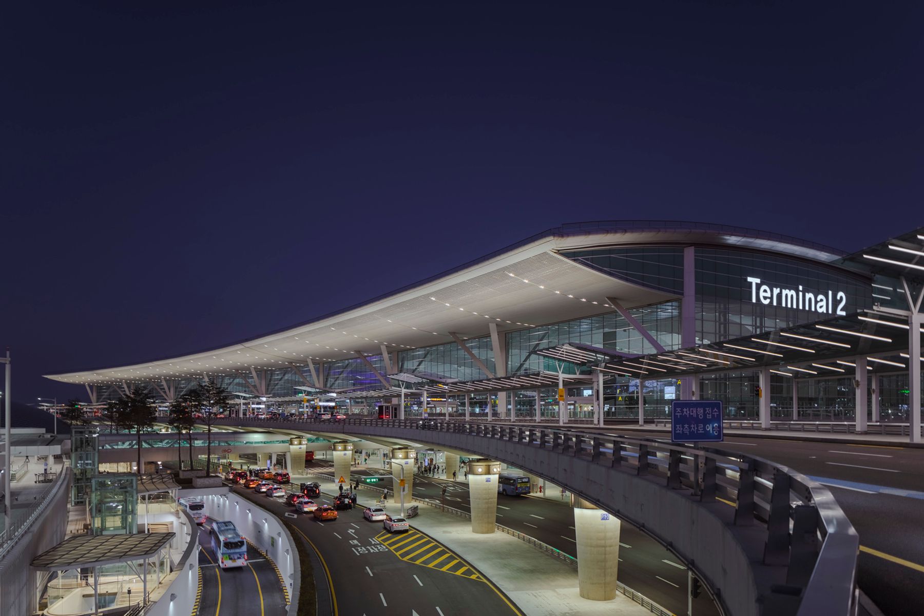 Incheon International Airport Terminal 2. Architecture : Heerim Architects & Planners, Séoul. Conception lumière : P2LEDcube, Séoul. Photographie : Jackie Chan, Sydney.