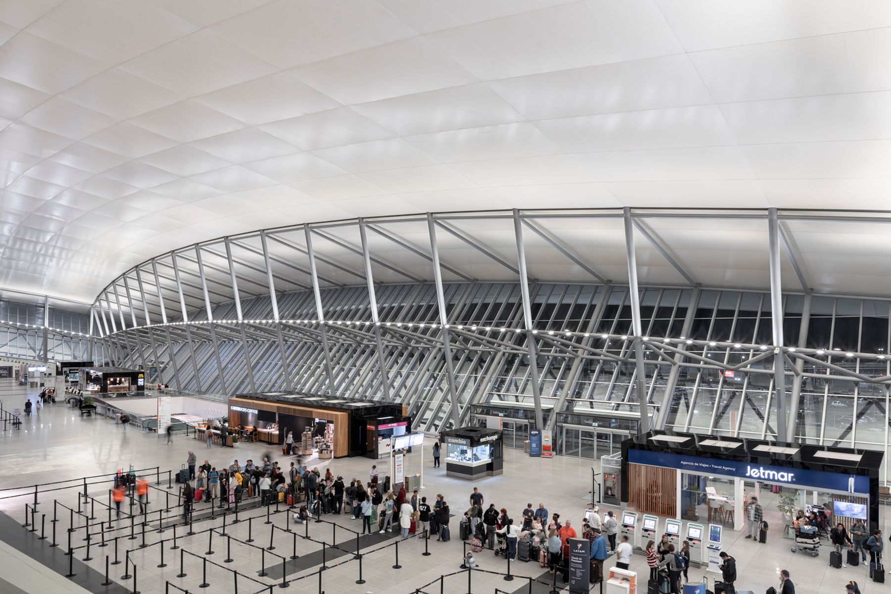 Aéroport international Carrasco. Architecture : Rafael Viñoly Architects. Conception lumière : Estudio Hofstadter-Fregosi & Asociados. Photographie : Santiago Chaer.
