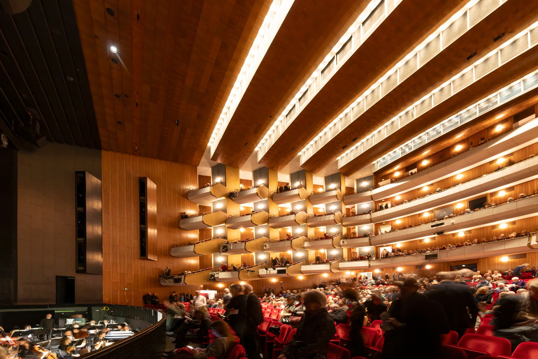 Opéra national de Hambourg, Hambourg. Conception lumière : ITGT Ingenieurteam Elektrotechnik GmbH & Co KG, Kiel Interior. Photographie : Frieder Blickle.