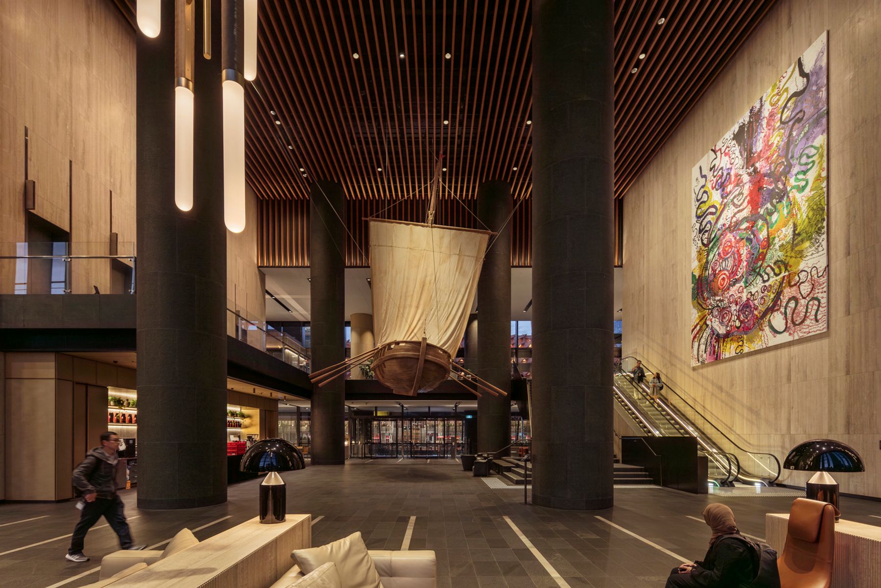Parramatta Square, Sydney. Bauherr: Walker Corporation. Architektur: JPW. Lichtplanung: Light Studio MG. Spezifizierer: LCI Consultants, AECOM, WSP. Vertriebspartner: Jadecross. Fotografie: Jackie Chan.