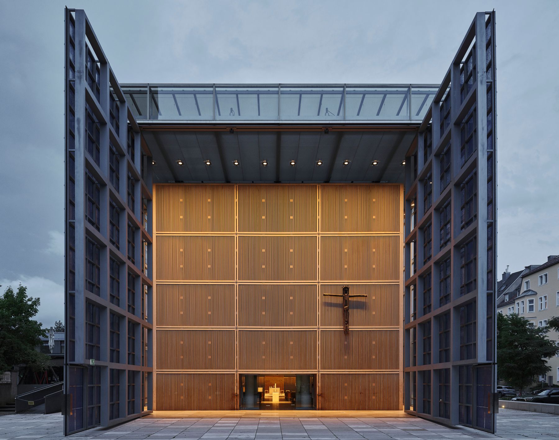 Herz Jesu Kirche, München. Architektur: Allmann Wappner Architekten. Elektroplanung: Planungsgesellschaft Silberbauer GmbH & Co. KG.Lichtplanung: George Sexton / Michael Schmidt. Elektroinstallateur: Elektro Rossmanith. Fotografie: David Schreyer.