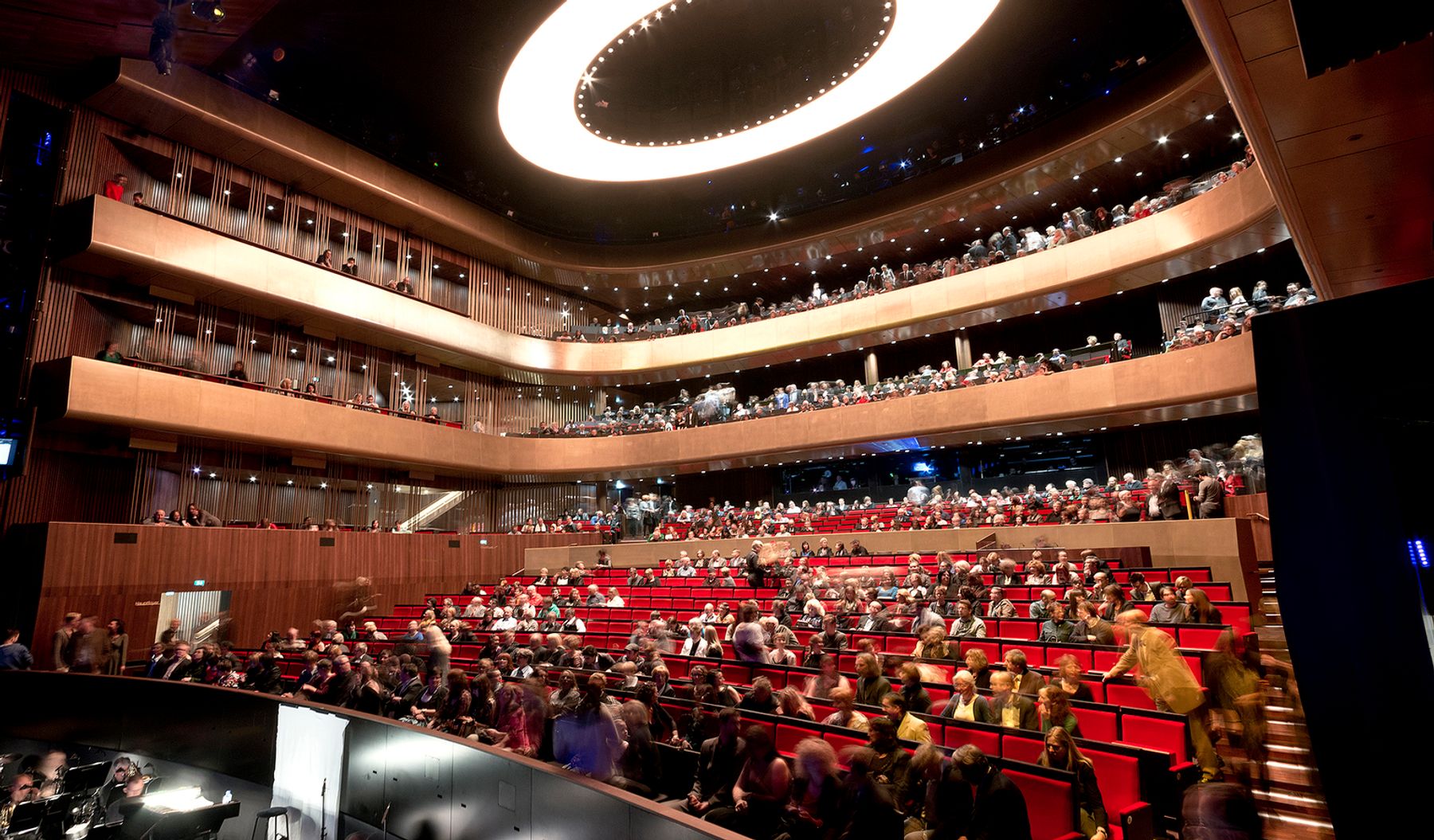 Théâtre musical, Linz. Architecture : Terry Pawson, Londres. Conception lumière : Kress & Adams Atelier für Tages- und Kunstlichtplanung, Cologne. Photographie : Gustavo Allidi Bernasconi.