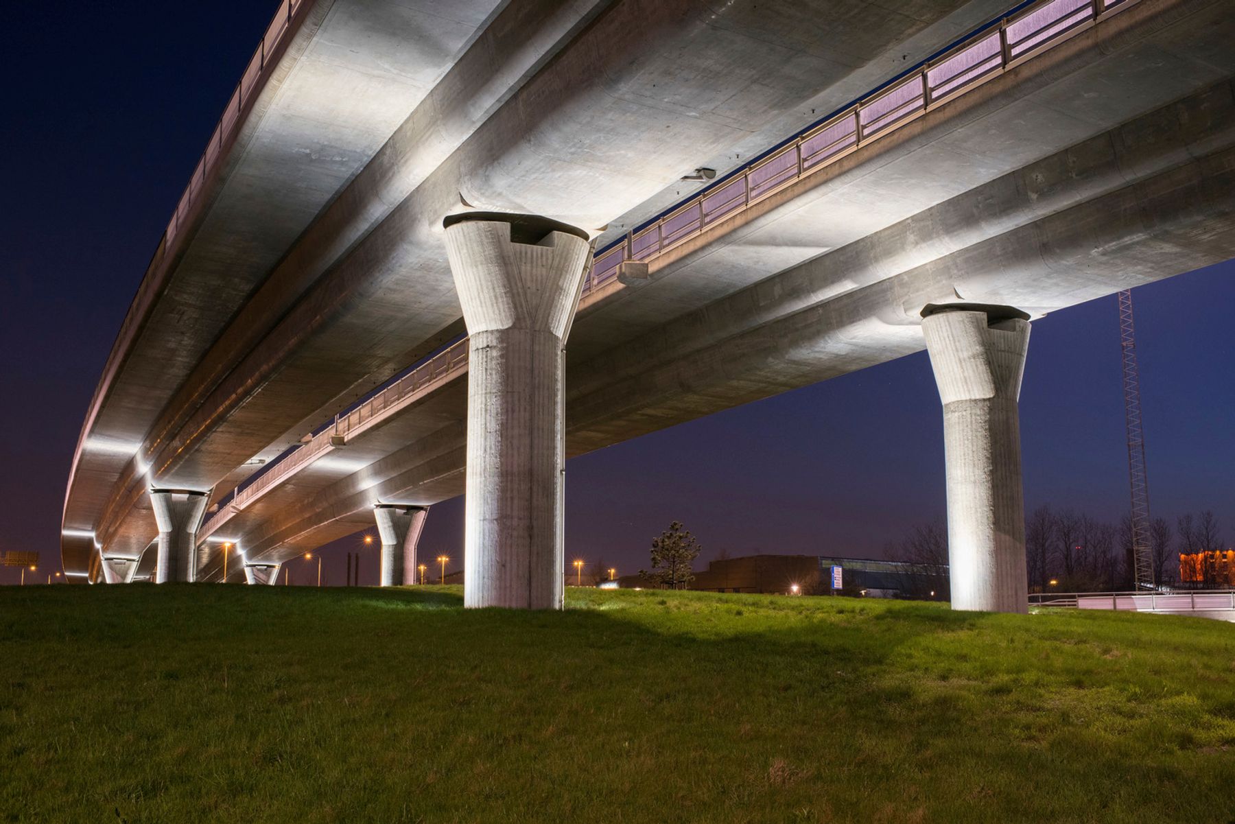 Pont autoroutier Trafikplats Spillepengen, Malmö. Conception lumière : Malmö City, Johan Moritz. Photographie : Johan Elm, Stockholm.