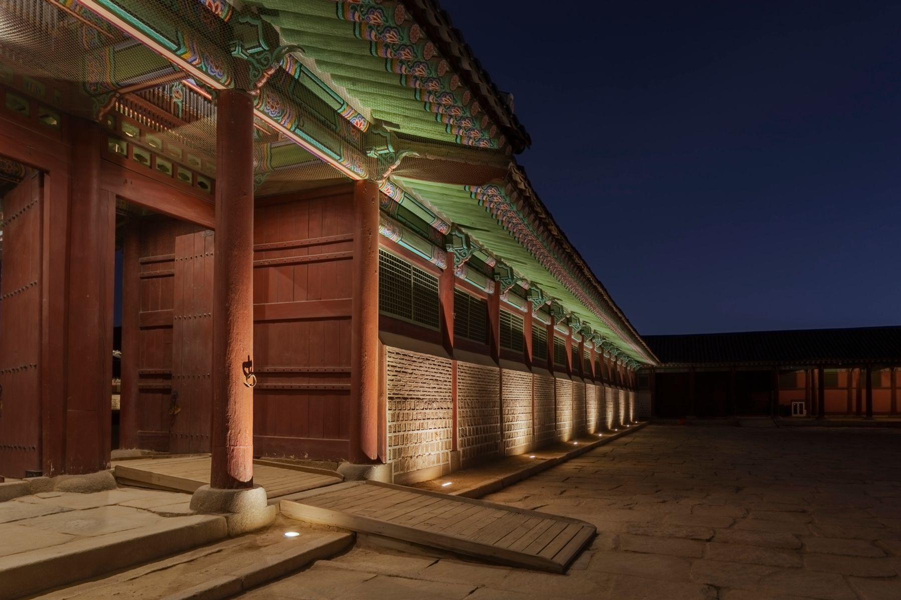 Gyeongbokgung Palast, Séoul Conception lumière : bitzro & partners, Séoul. Photographie : Jackie Chan, Sydney.