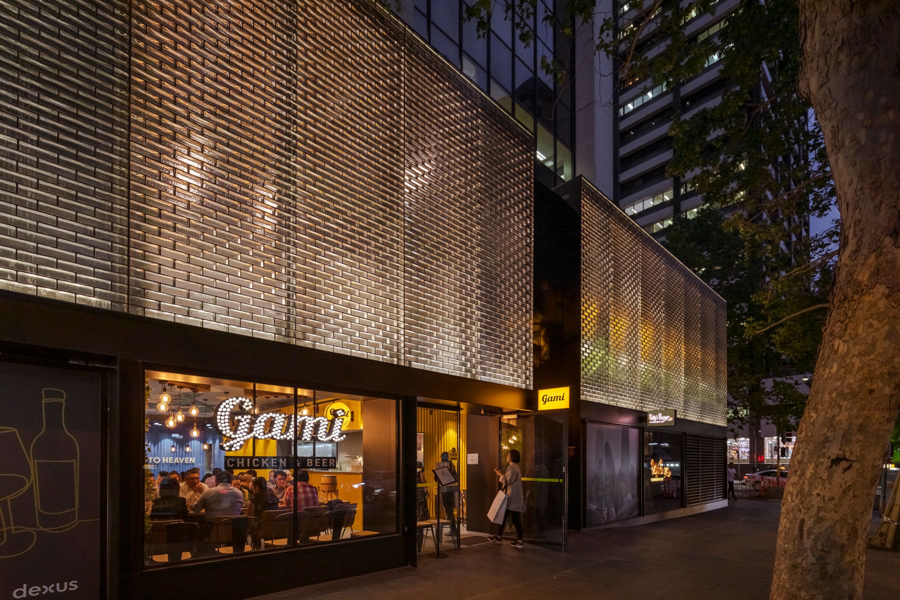 Façade en briques de verre 44 Market, Sydney. Architecture : Woods Bagot. Photographie : Jackie Chan, Sydney.