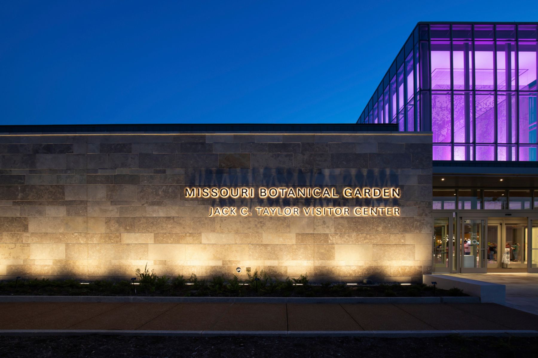 Missouri Botanical Garden Visitors Centre. Missouri. Architecture: Ayers Saint Gross and Tao + Lee, Missouri. Lighting design: Reed Burkett Lighting Design, Missouri. Photography: RLI Photography.